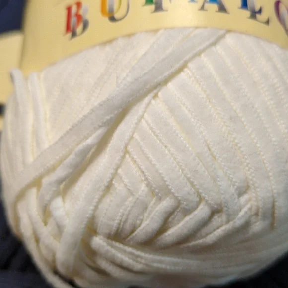 Katia Buffalo Yarn Lot - 12 skeins Navy and 1 skein White - Picture 3 of 5